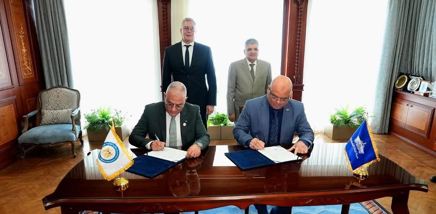 قناة السويس ووزارة البترول توقعان مذكرة تفاهم لإنشاء محطة غاز طبيعي مسال